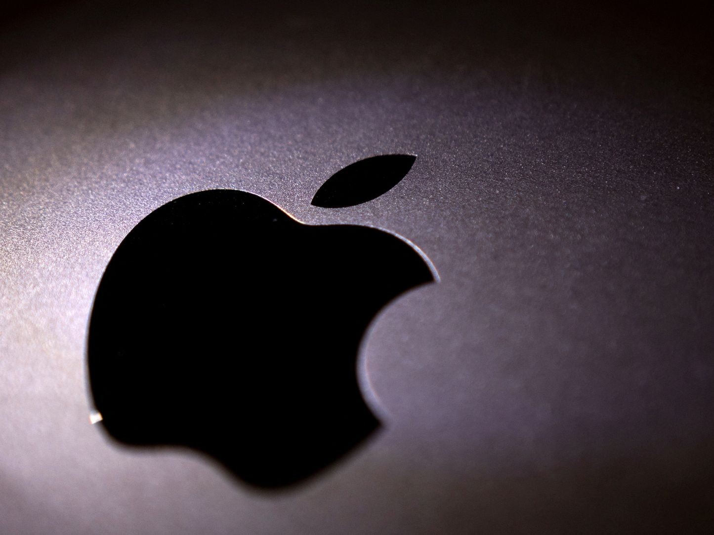 أبل تخطط لاستخدام الذكاء الاصطناعي بدلاً من Siri على آيفون